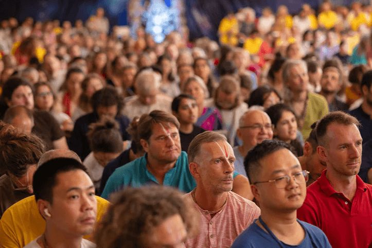 Assemblée réunie pour un darshan
